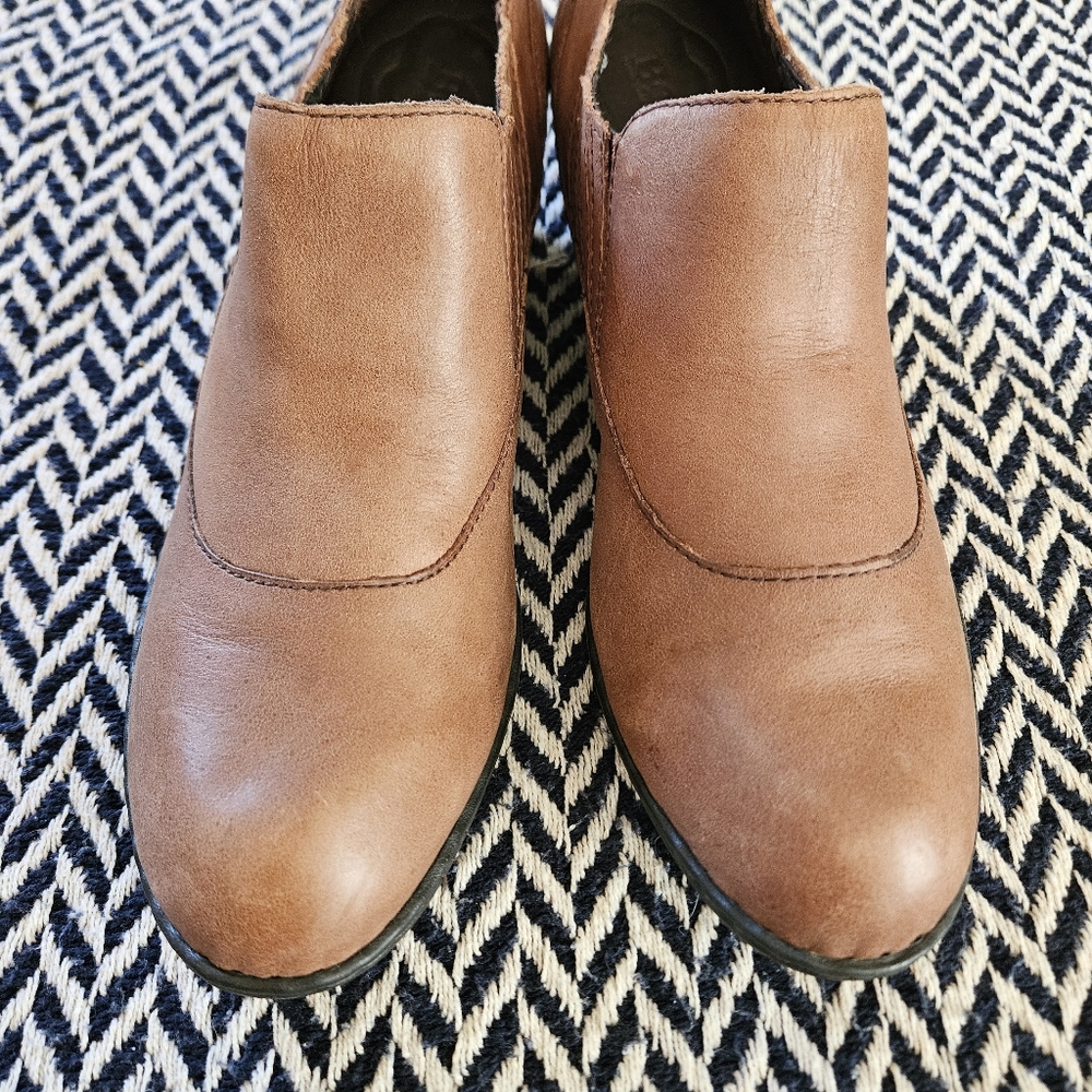 BORN 'Rissa' Handcrafted Footwear Tan Leather Short-Heeled Ankle Boots: Size 9 - Picture 2 of 12